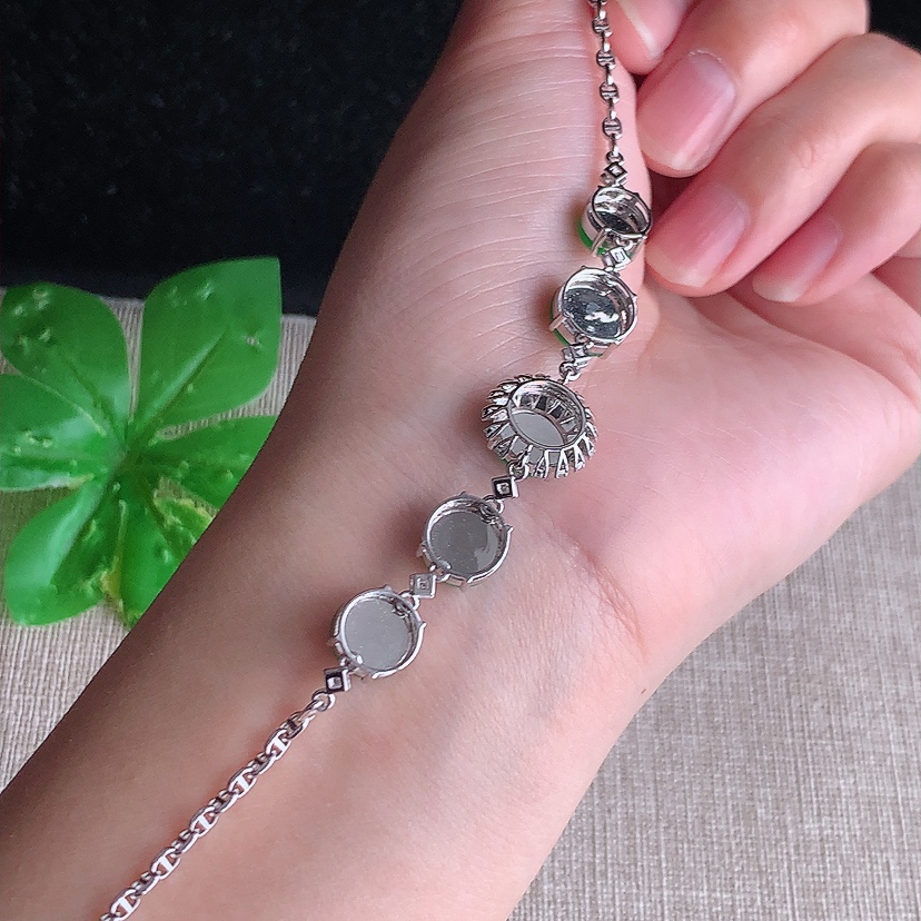 天然A货翡翠18K金伴钻镶嵌阳绿平安扣手链 
尺寸9.5-6.5mm 重量7.06g 0326