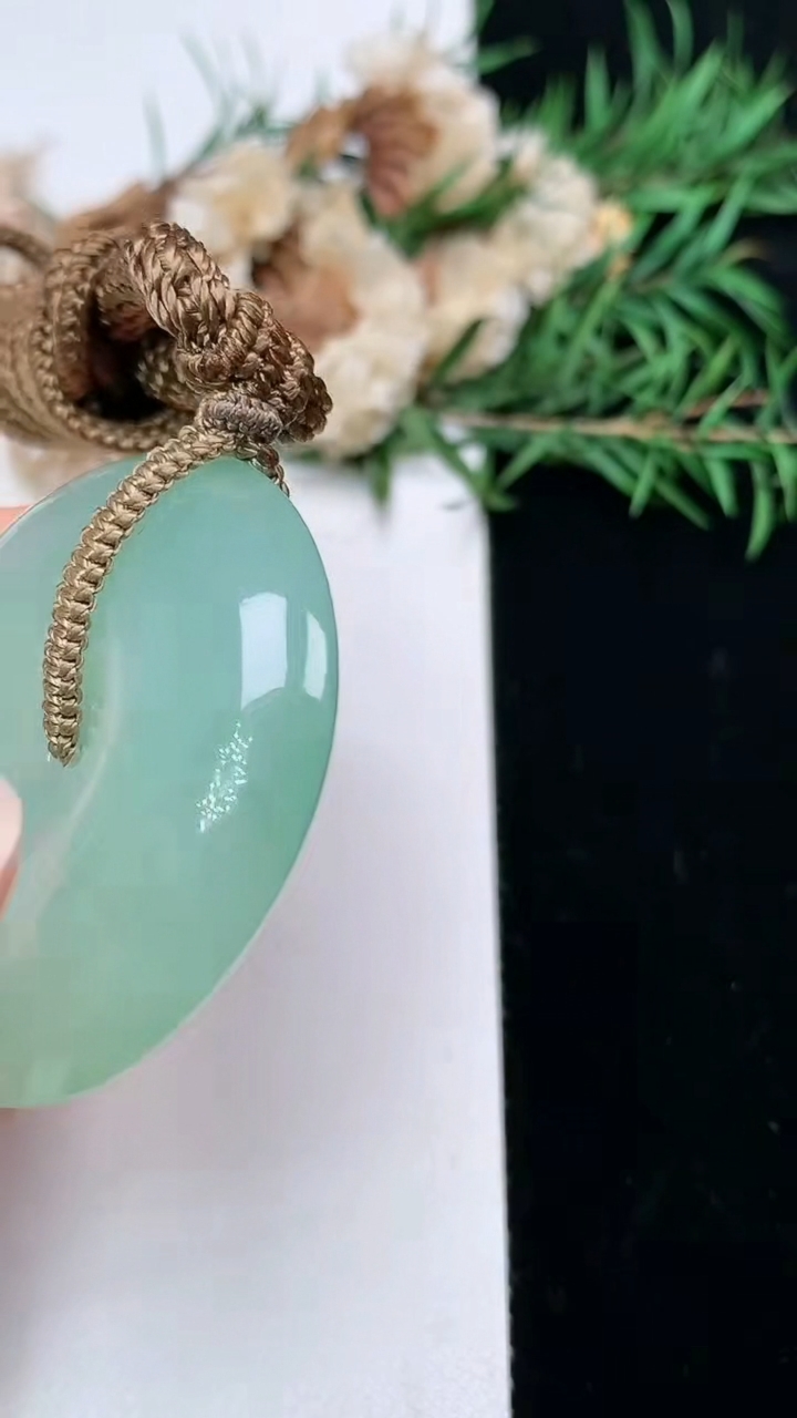 天然A货翡翠平安扣吊坠，尺寸42.6-10.4，重量:41.43g
3月28日