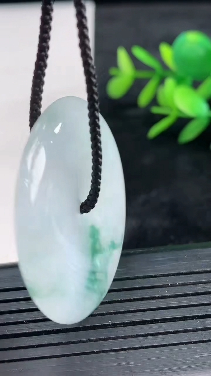 天然A货翡翠冰种飘花平安扣吊坠尺寸38.6-5.5重量:17.95g
3月28日