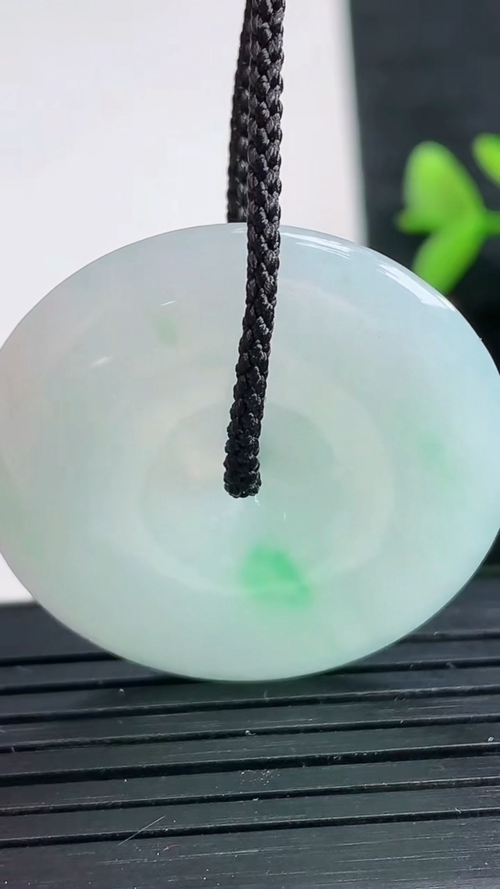 天然A货翡翠平安扣吊坠尺寸33.1-4.9重量:11.66g
3月28日