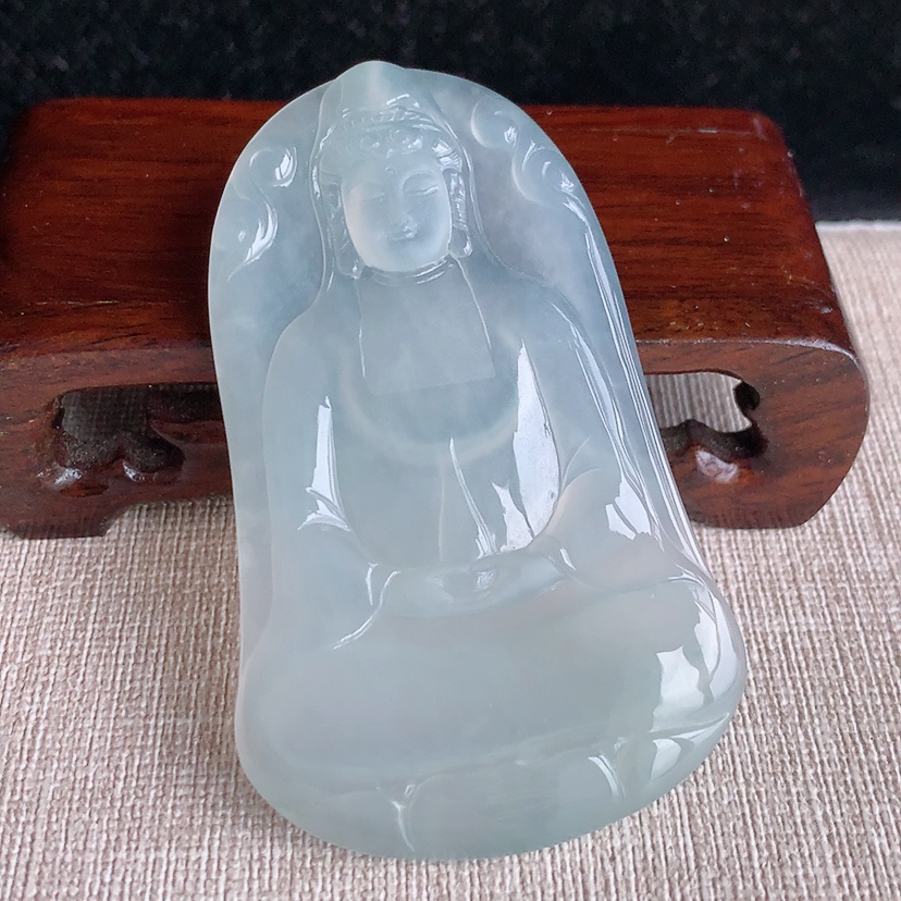 天然A货翡翠晴水观音吊坠 
尺寸69.8-43-5.3mm 重量32.73g 0328