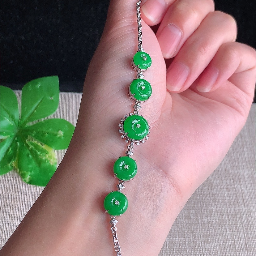 天然A货翡翠18K金伴钻镶嵌阳绿平安扣手链 
尺寸9.5-6.5mm 重量7.06g 0326