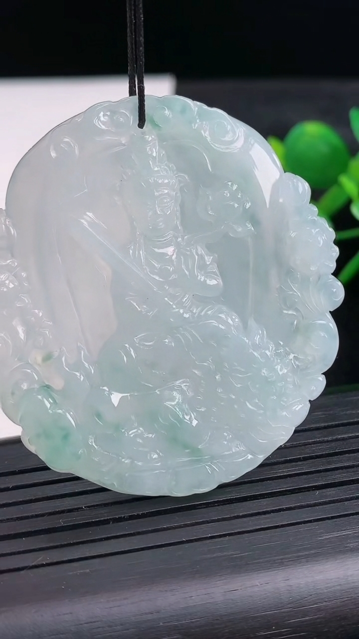 天然A货翡翠冰种飘花文殊菩萨吊坠尺寸52.3-48.7-5.4重量:25.47g
3月28日