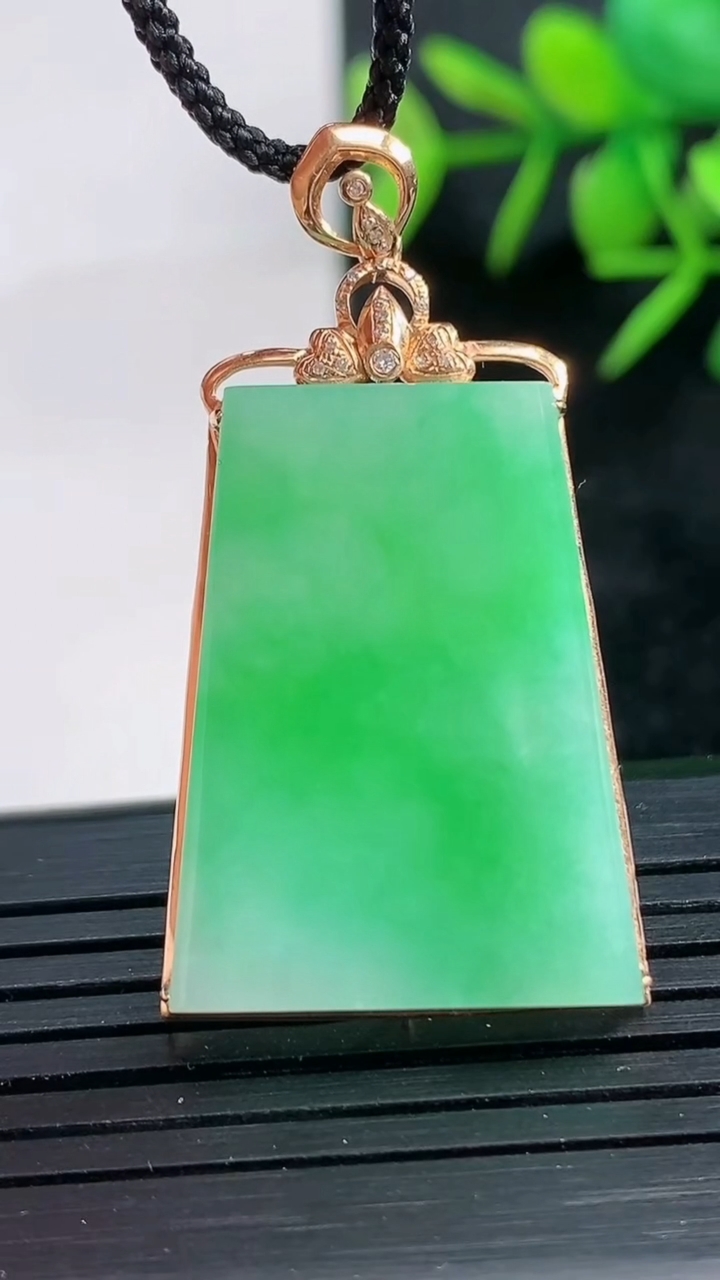 天然A货翡翠无事牌吊坠尺寸40.2-21-5.8裸石26.7-19.3重量:5.12g
3月28日