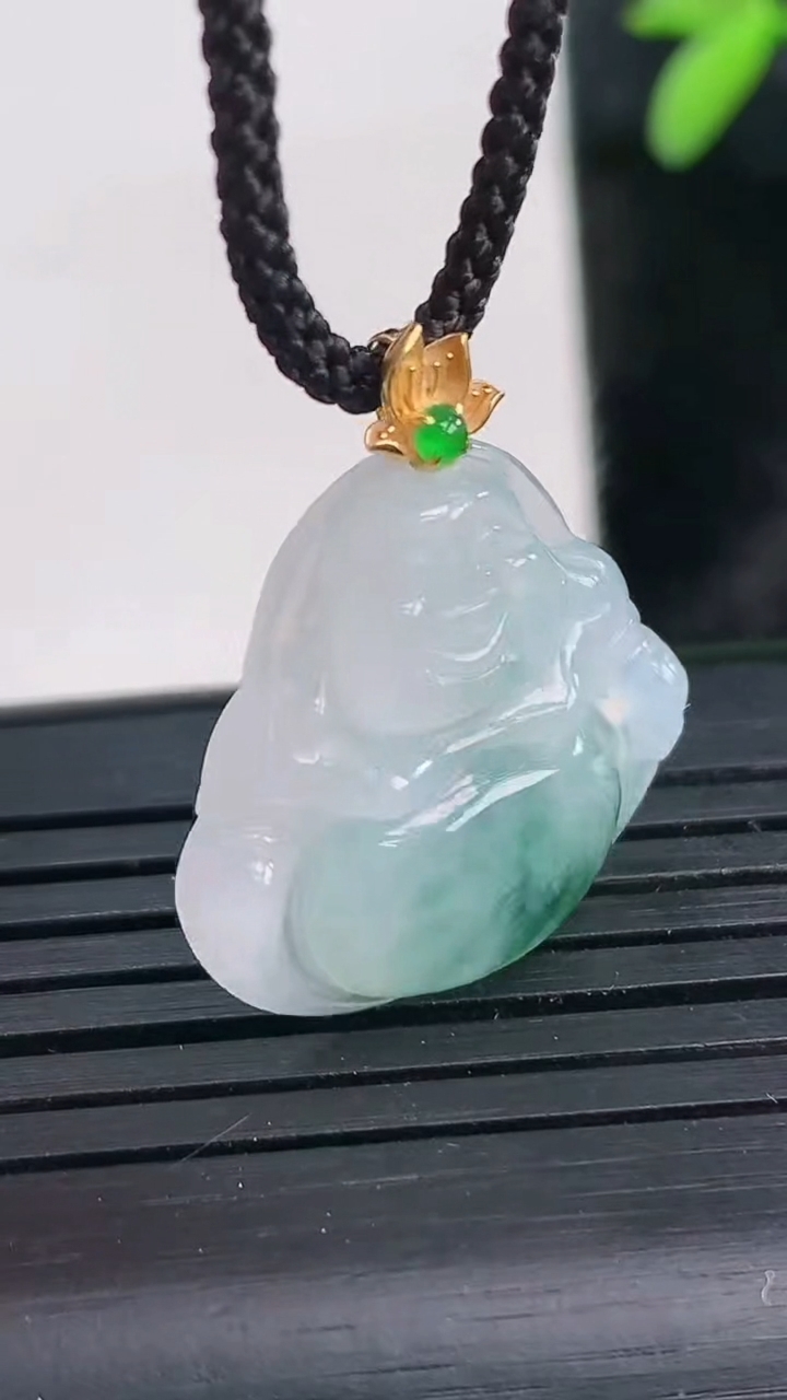 天然A货翡翠种飘花佛公吊坠尺寸19.9-21.3-4.2重量:2.99g
3月28日