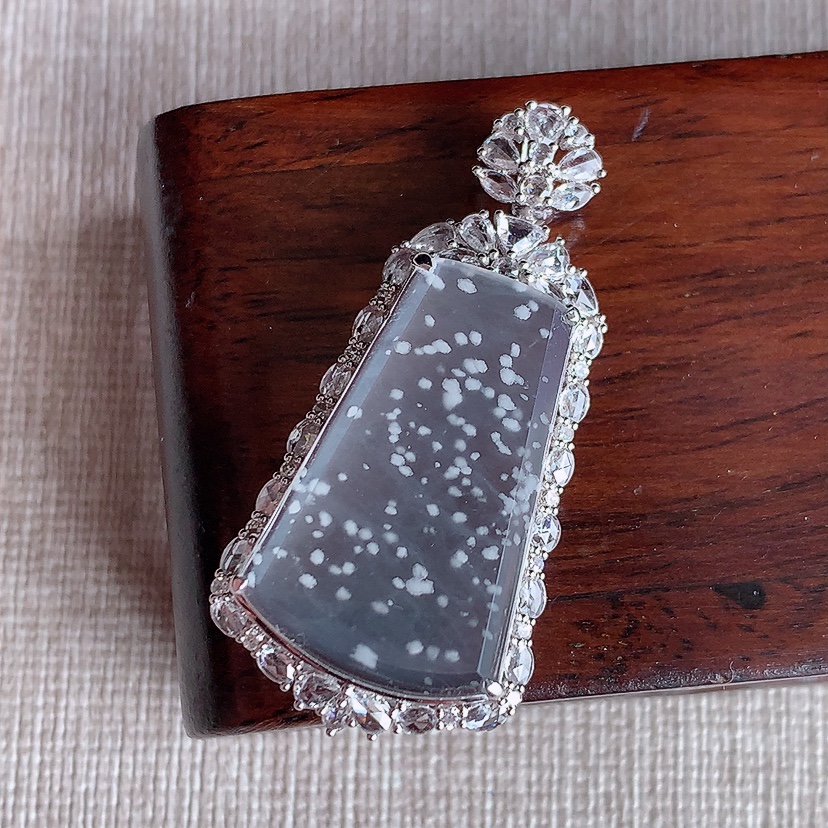 天然A货翡翠18K金伴钻镶嵌白冰白月光雪花棉无事牌吊坠 
尺寸52-27.6-8.5裸石36.8-24.8mm 重量9.38g 0326