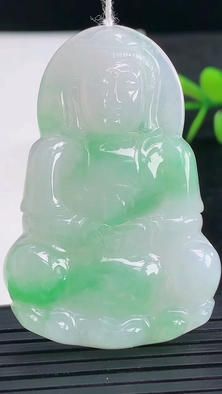 天然A货翡翠观音菩萨吊坠尺寸52.4-35.1-5.6重量:17.64g
3月28日