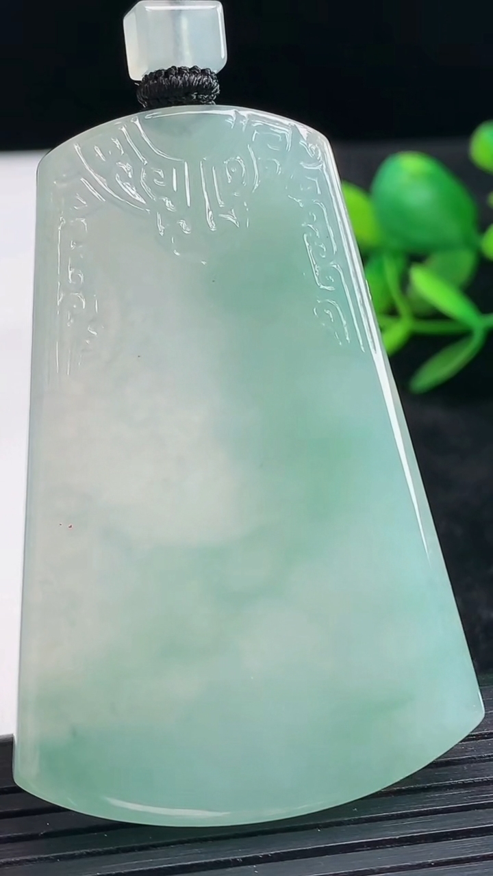 天然A货翡翠仿古无事牌吊坠尺寸57.8-38.4-4.9重量:32.75g
3月28日