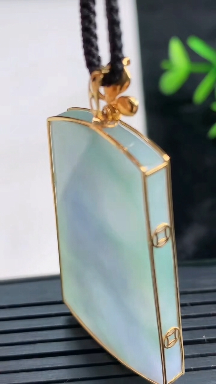 天然A货翡翠18K金紫罗兰无事牌吊坠尺寸41.4-24.6-3.9重量:10.83g
3月28日