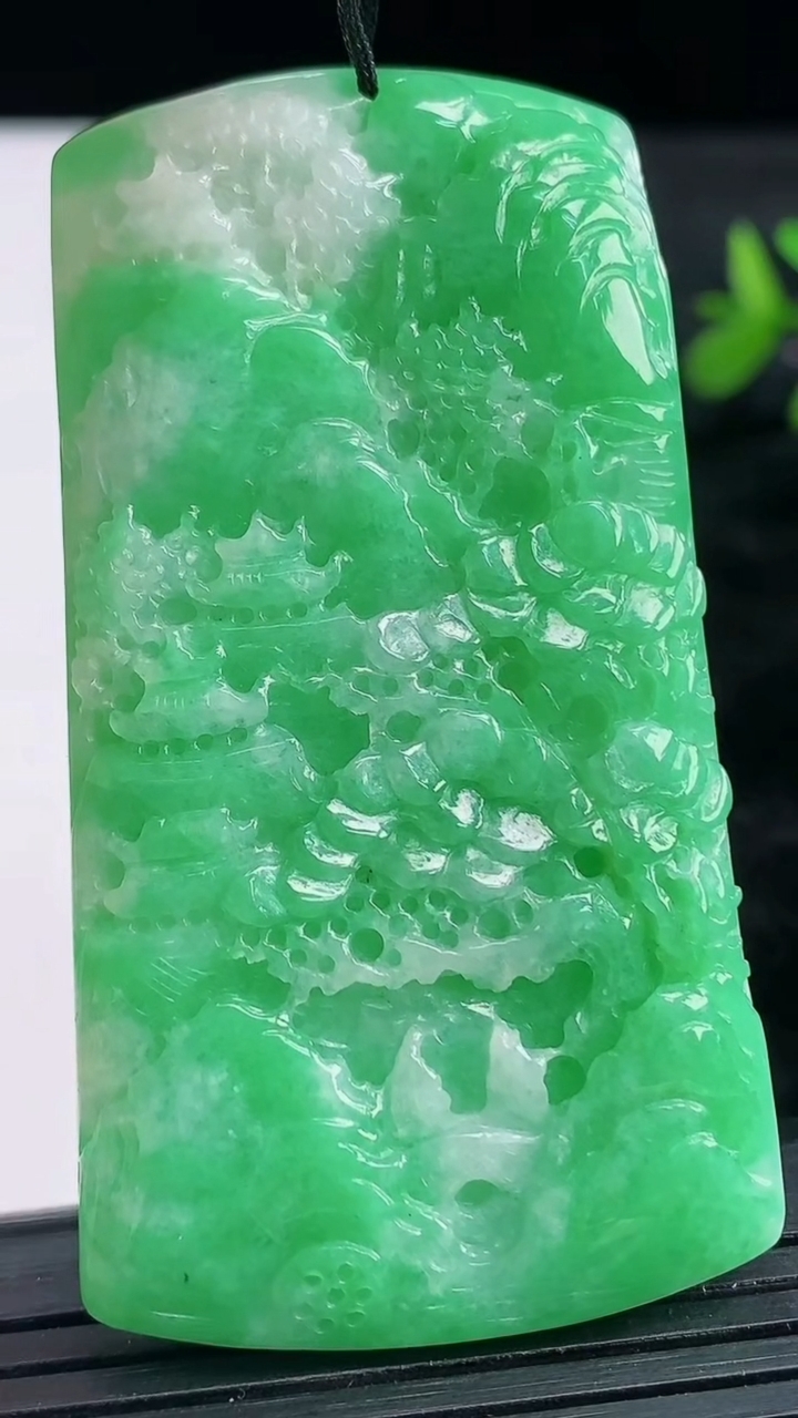 天然A货翡翠山水牌吊坠尺寸61-33.6-5.9重量:31.23g
3月28日