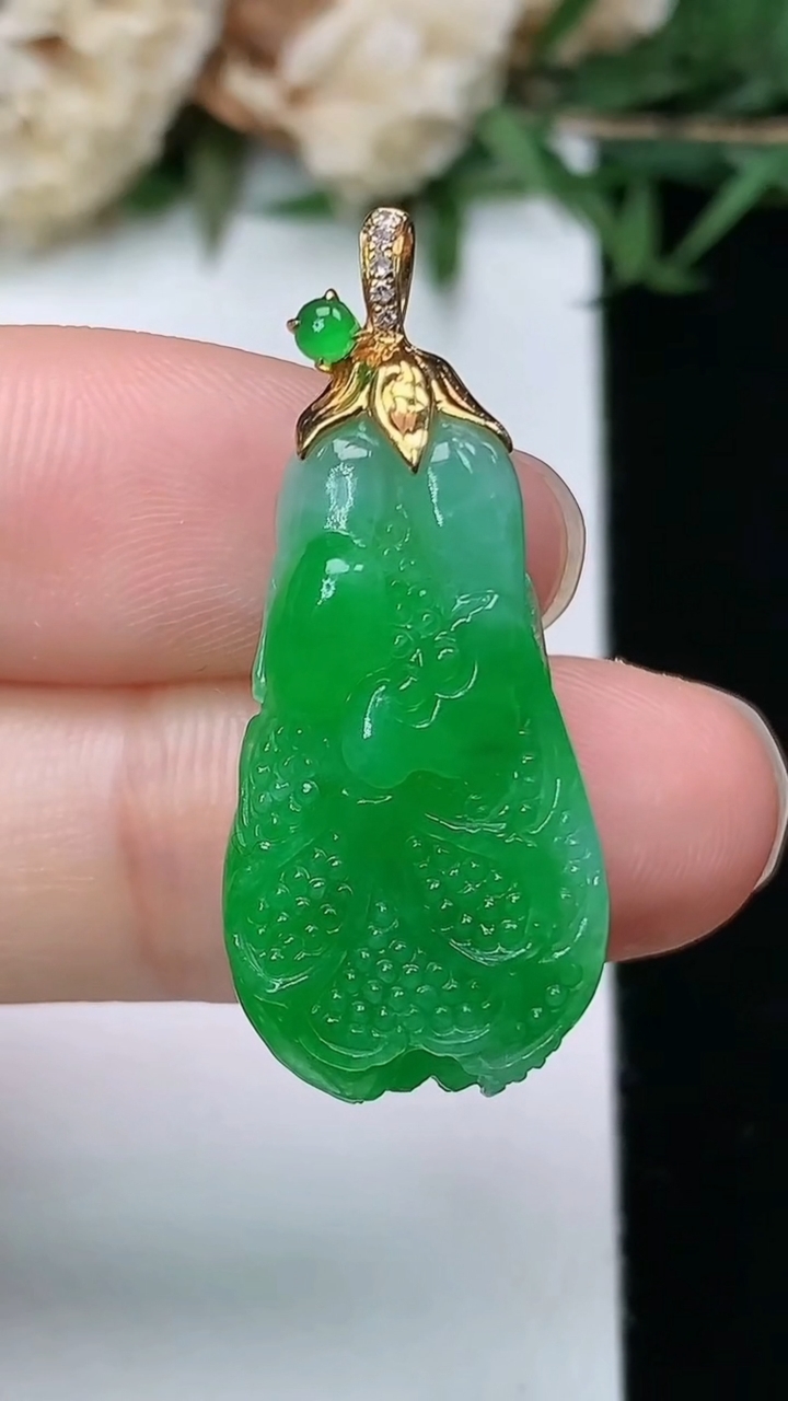 天然A货翡翠白菜吊坠，尺寸25.9-13.6-7.3，重量:4.89g
3月28日