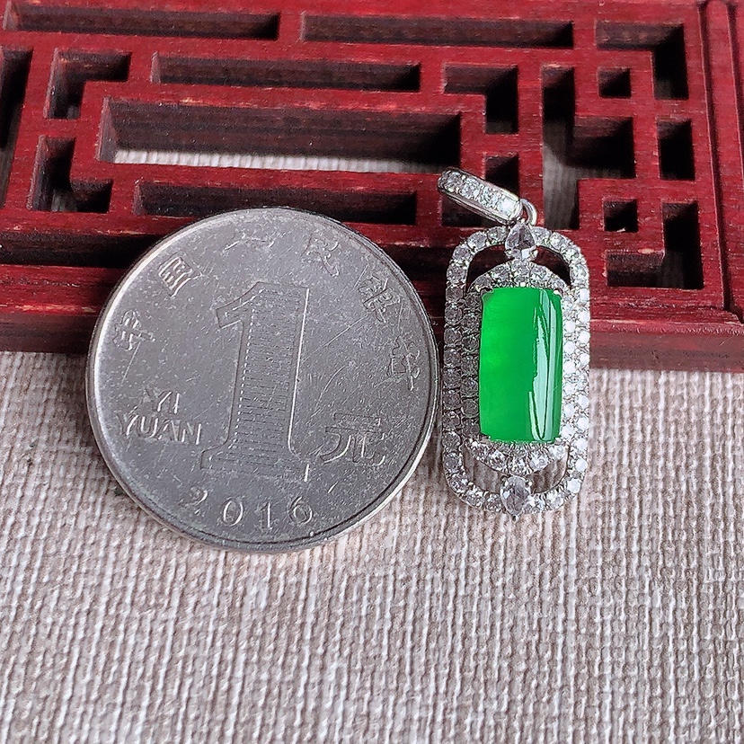 天然A货翡翠18K金伴钻镶嵌阳绿无事牌吊坠 
尺寸27.4-10.2-7.6裸石10.7-5.2mm 重量2.60g 0326