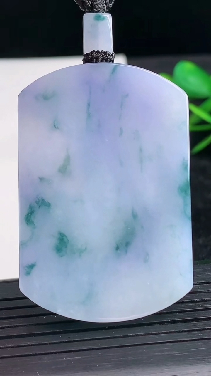 天然A货翡翠紫罗兰飘花无事牌吊坠尺寸51.8-34.5-5.7重量:36.52g
3月28日