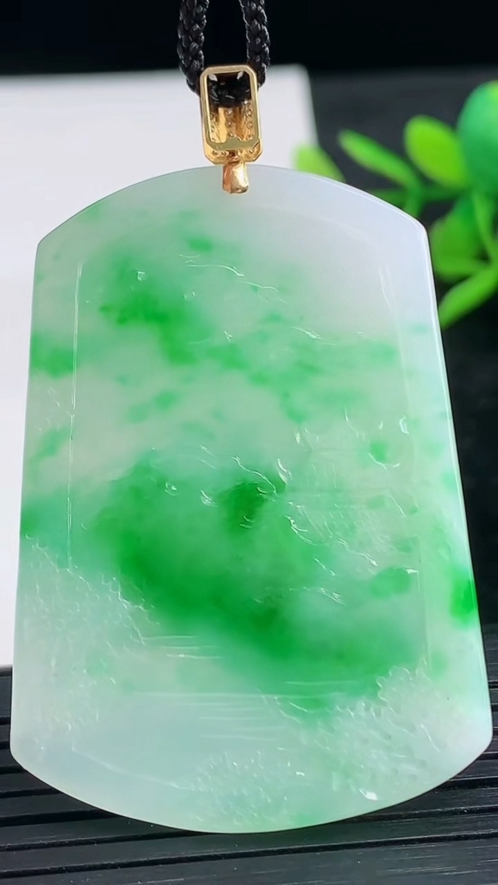 天然A货翡翠山水牌吊坠尺寸48.7-34.3-3.9重量:17.06g
3月28日