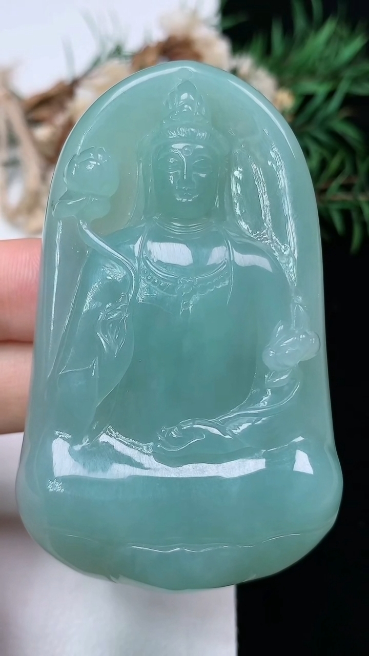 天然A货翡翠大势至观音菩萨吊坠，尺寸66.4-40-9.8，重量:50.00g
3月28日