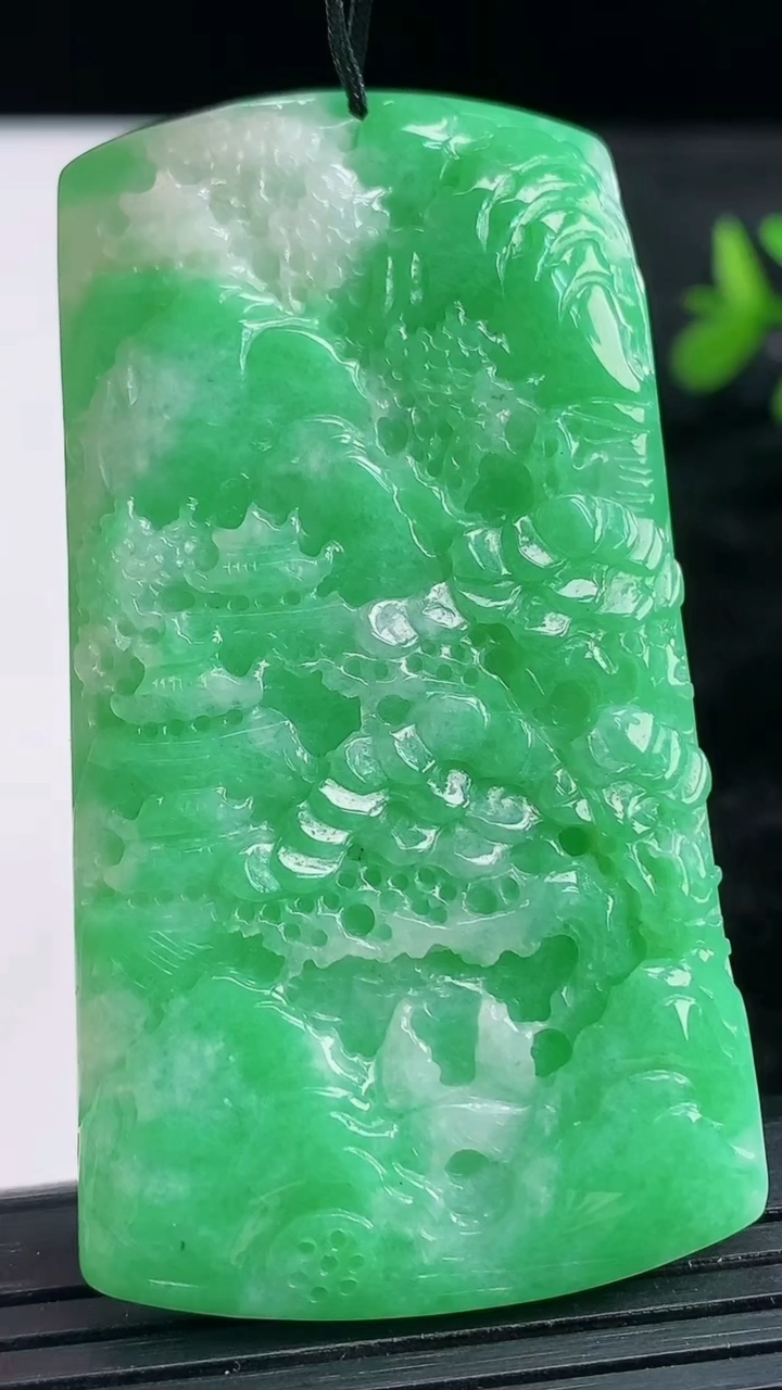 天然A货翡翠山水牌吊坠尺寸61-33.6-5.9重量:31.23g
3月28日