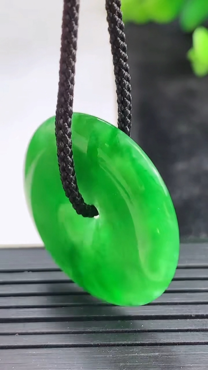 天然A货翡翠平安扣吊坠尺寸29.3-4.7重量:8.51g
3月28日