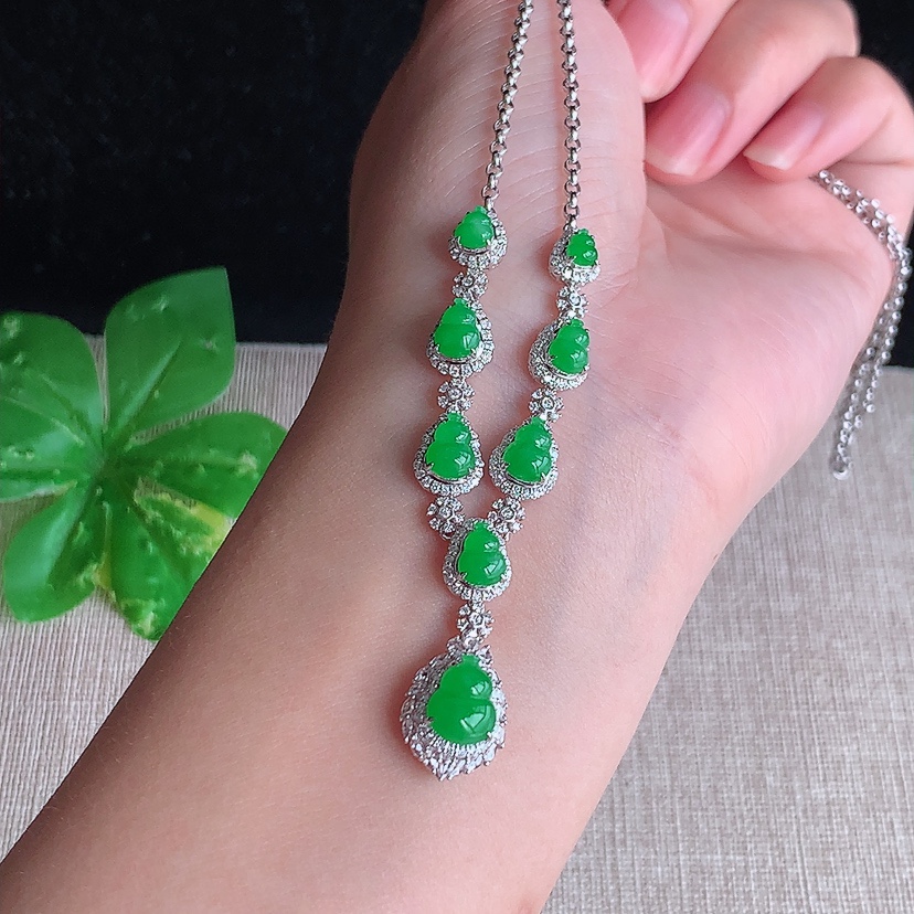 天然A货翡翠18K金伴钻镶嵌阳绿葫芦宴会款项链 
尺寸8.5-6.6-7.7mm 重量8.78g 0