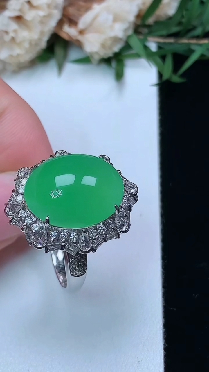 天然A货翡翠蛋面戒指 吊坠两用款，尺寸16.7-15.5-12.3，重量:8.44g2026年3月28日
工厂直销收藏佳品,种好水足，色泽均匀，有种有色，上手高大气！