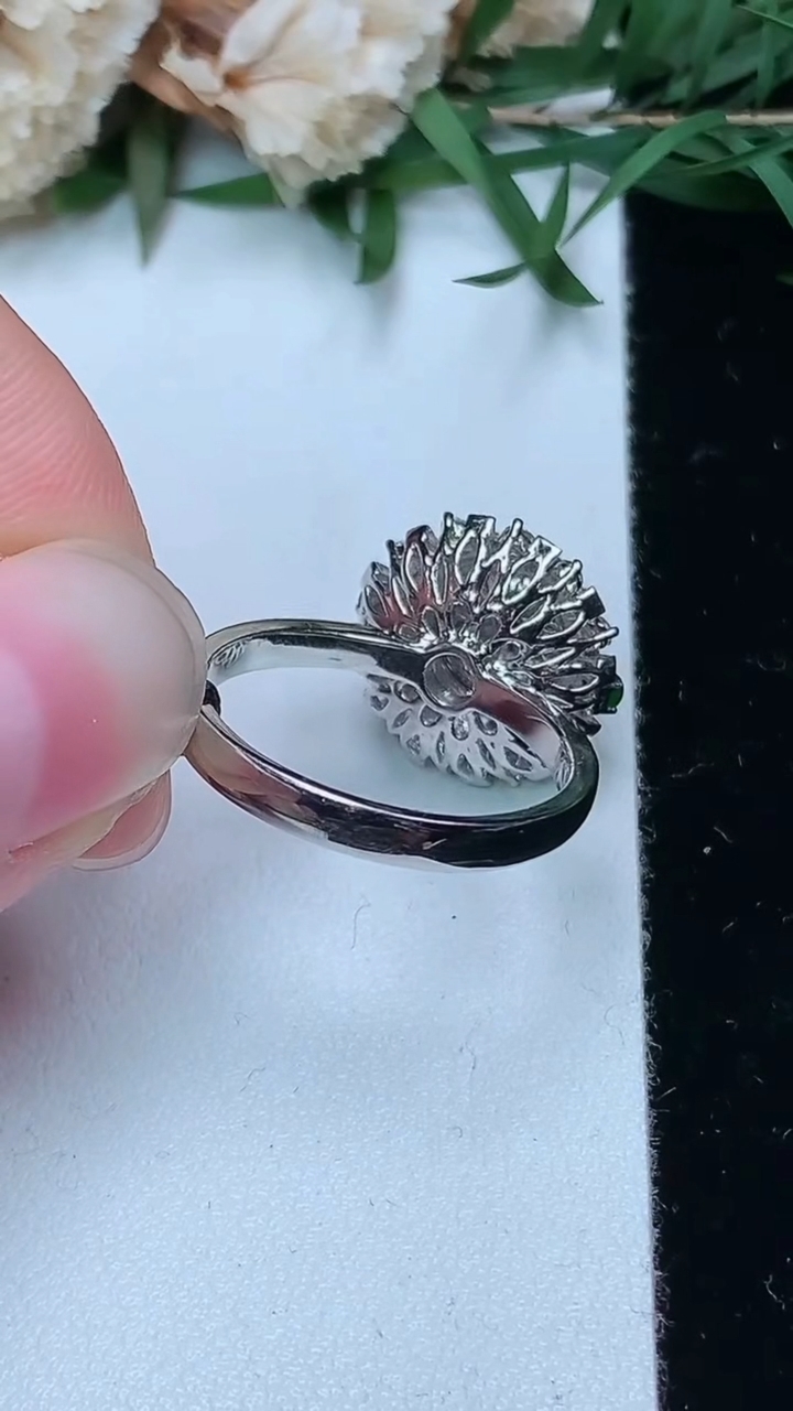 天然A货翡翠k金紫罗兰蛋面戒指，尺寸17.6-8.8-8.7，重量:5.13g2026年3月28日
工厂直销收藏佳品,种好水足，色泽均匀，有种有色，上手高大气！