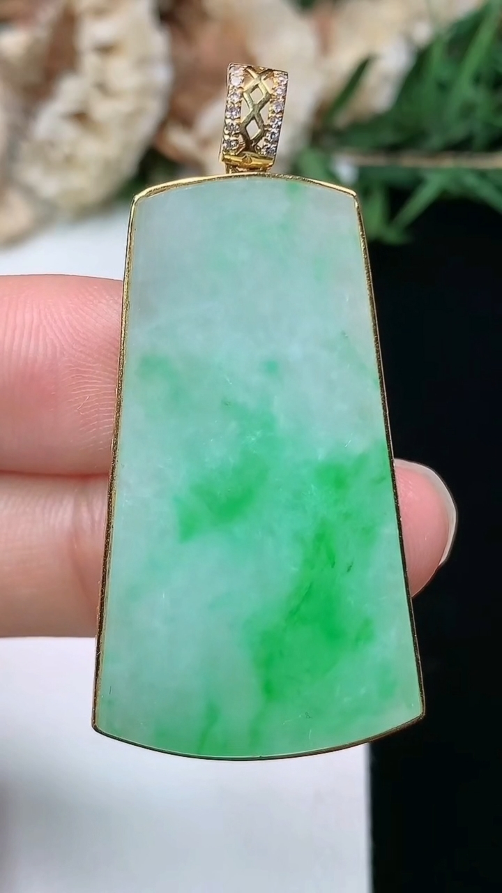 天然A货翡翠无事牌吊坠，尺寸36.8-21.7-6.8，重量:8.72g
3月28日