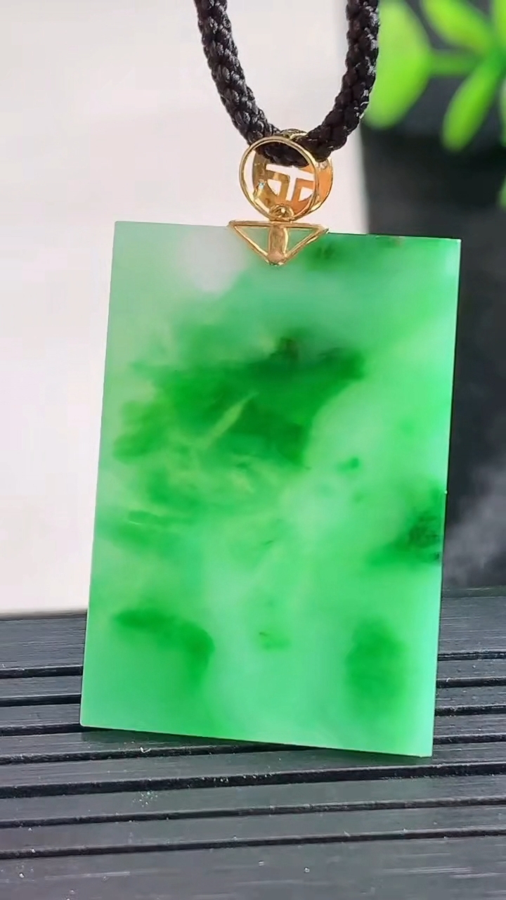 天然A货翡翠无事牌吊坠尺寸30.9-21-1.5重量:3.79g
3月28日