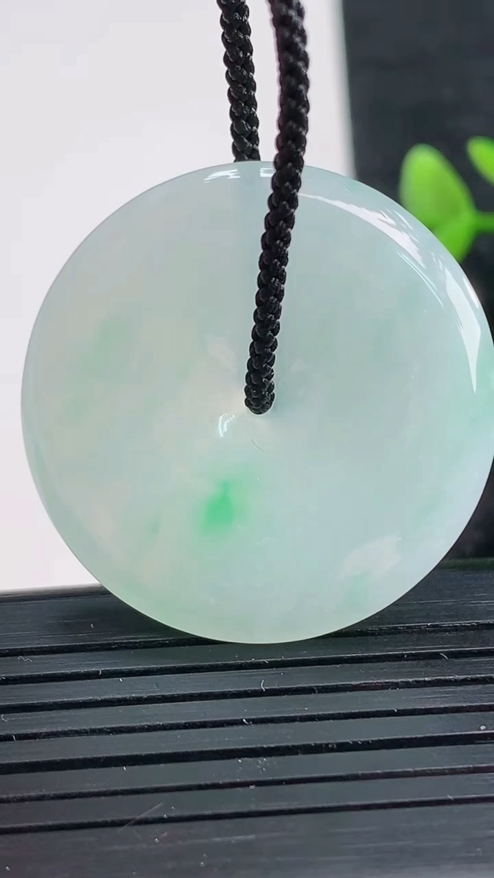 天然A货翡翠平安扣吊坠尺寸33.1-4.9重量:11.66g
3月28日