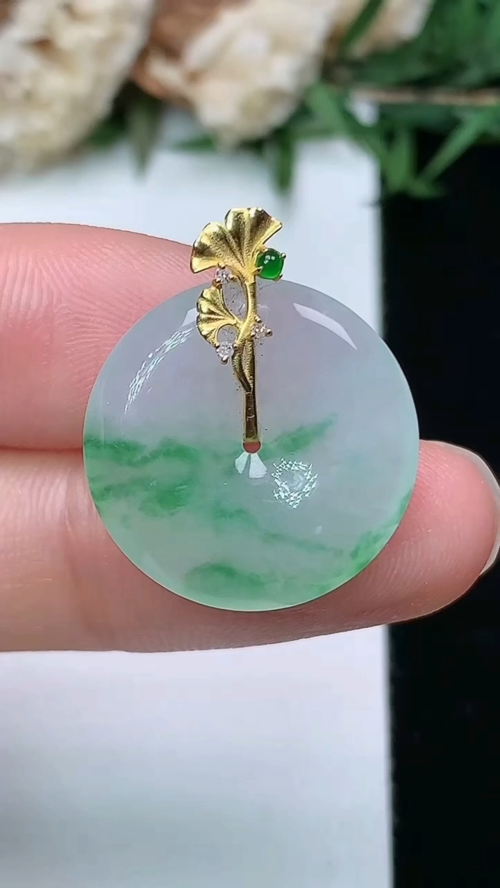 天然A货翡翠平安扣吊坠，尺寸18.9-3.6，重量:2.92g
3月28日