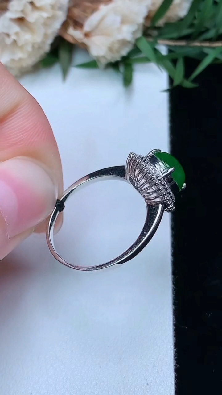 天然A货翡翠蛋面戒指，尺寸17-7.5-7.4，重量:2.30g2026年3月28日
工厂直销收藏佳品,种好水足，色泽均匀，有种有色，上手高大气！