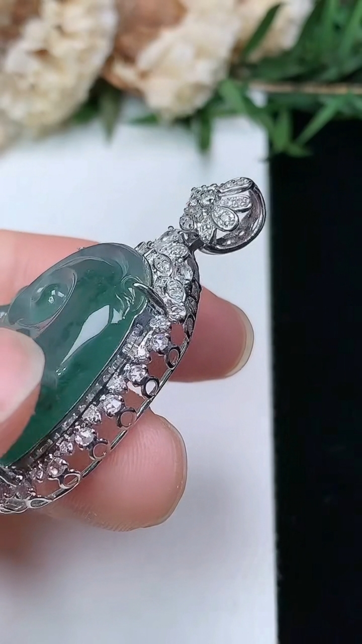 天然A货翡翠飘花如意吊坠，尺寸38-21.4-9.8，裸石24.4-18.3，重量:6.47g
3月28日