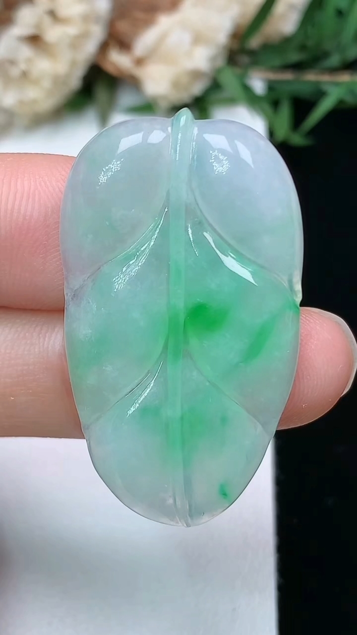 天然A货翡翠金枝玉叶 叶子镶嵌件，尺寸35.5-20.3-3.7，重量:5.23g
3月28日
