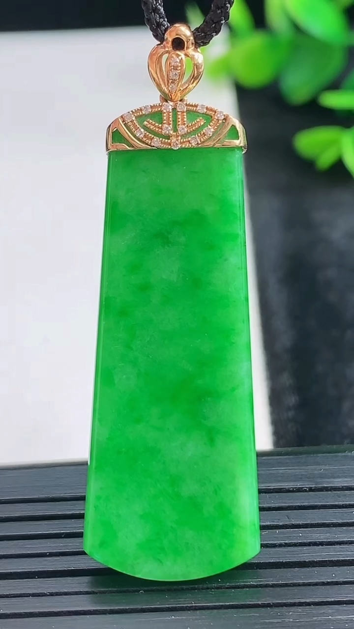 天然A货翡翠无事牌吊坠尺寸44.6-16.6-4.2重量:9.94g
3月28日