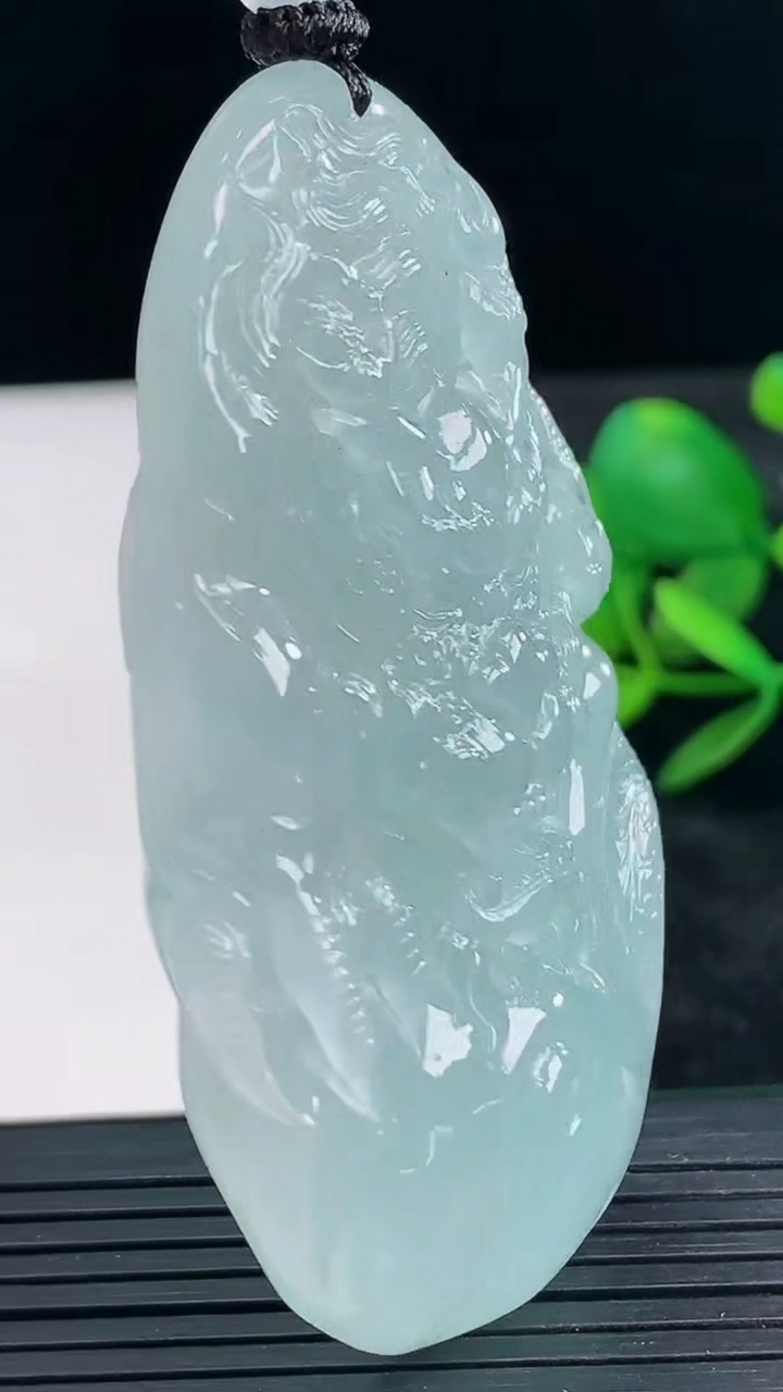 天然A货翡翠龙牌吊坠尺寸66-36.2-12重量:64.88g
3月28日