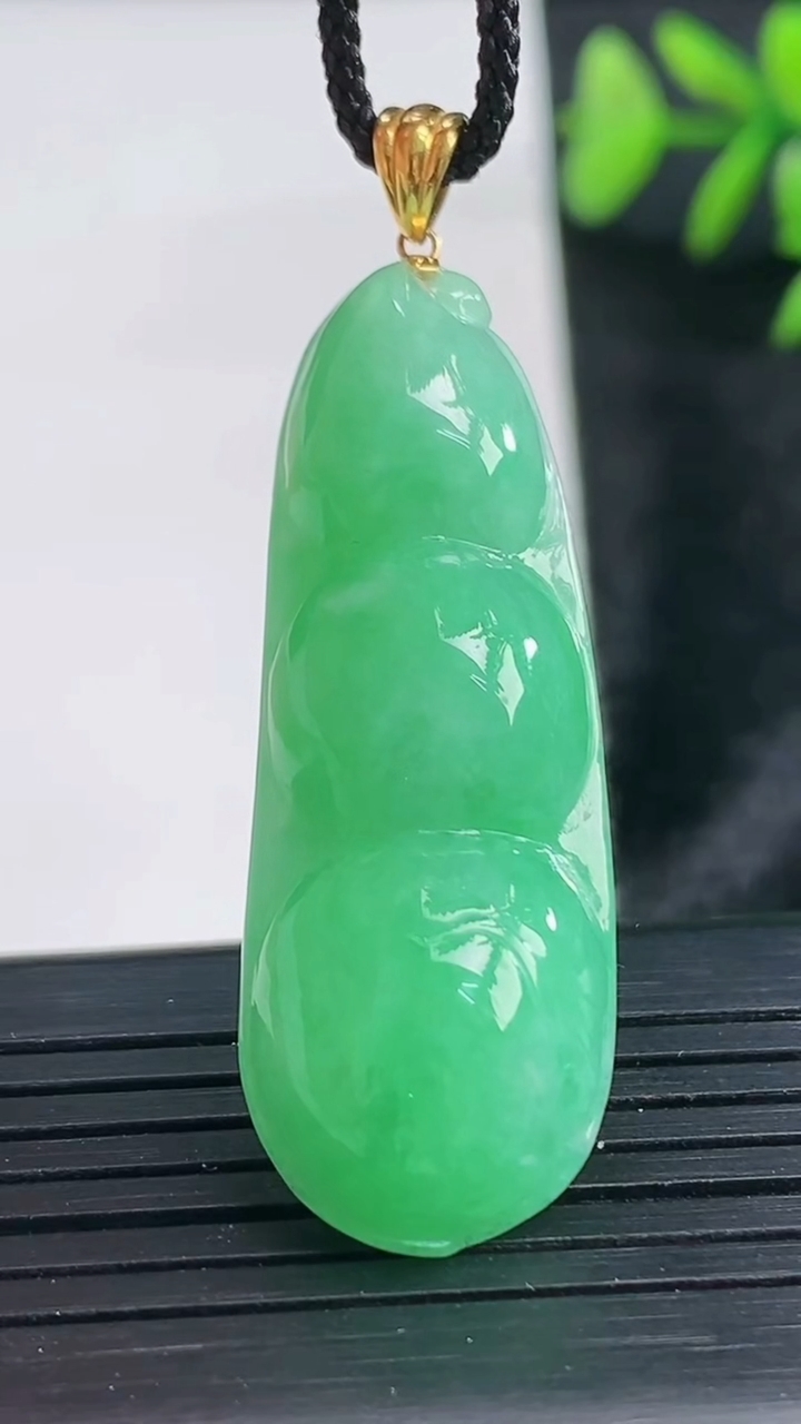 天然A货翡翠福豆吊坠尺寸41.2-14.4-9.3重量:9.47g
3月28日