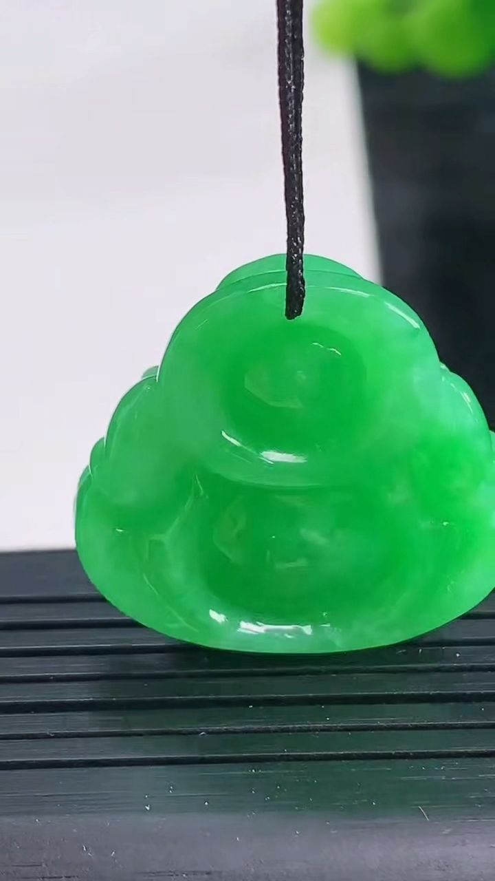 天然A货翡翠佛公吊坠尺寸24.5-26.8-8.9重量:9.03g
3月28日