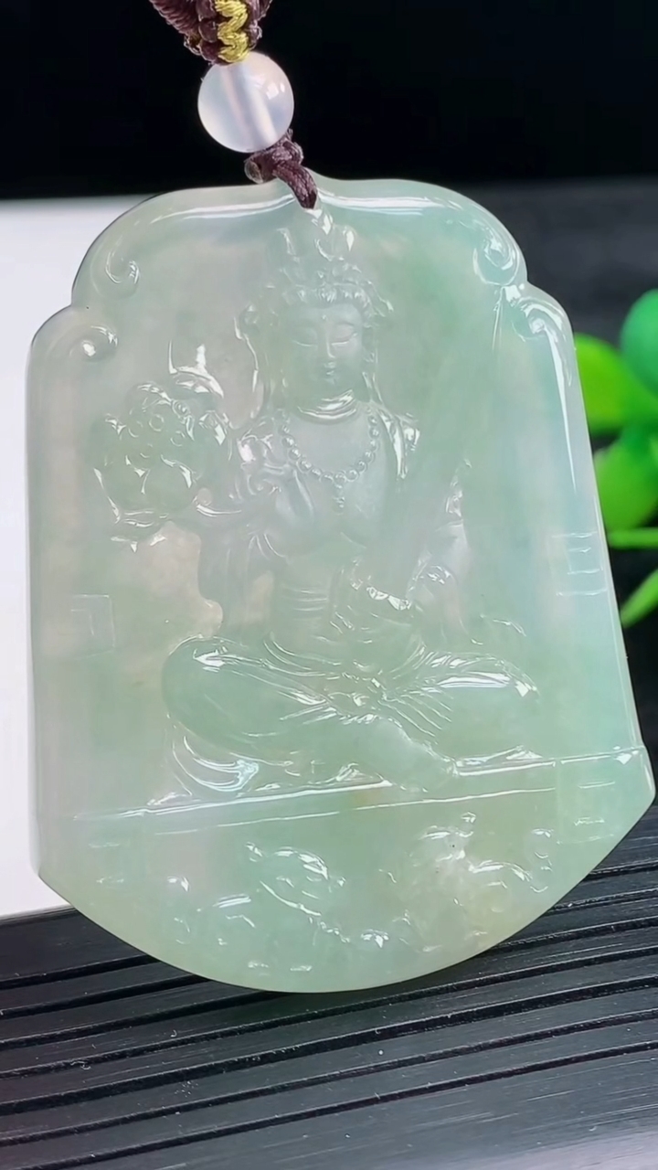 天然A货翡翠虚空藏菩萨吊坠尺寸51.6-41.4-5.3重量:28.61g
3月28日