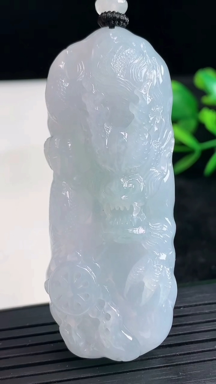 天然A货翡翠紫罗兰龙牌吊坠尺寸64.7-24.5-12.3重量:47.44g
3月28日