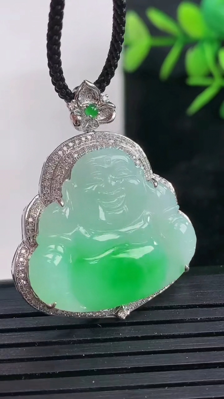 天然A货翡翠佛公吊坠尺寸34.6-29.8-7.2裸石22.8-26.8重量:6.65g
3月28日