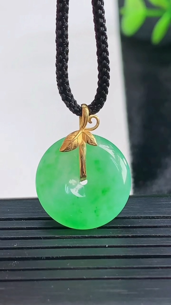 天然A货翡翠平安扣吊坠尺寸16.8-3.5重量:2.32g
3月28日