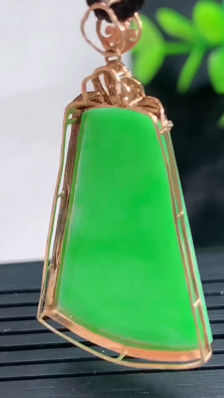 天然A货翡翠无事牌吊坠尺寸39.6-21.3-6.1重量:3.24g
3月28日