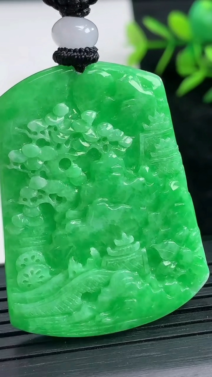 天然A货翡翠山水牌吊坠尺寸44.1-34.6-6.8重量:24.56g
3月28日