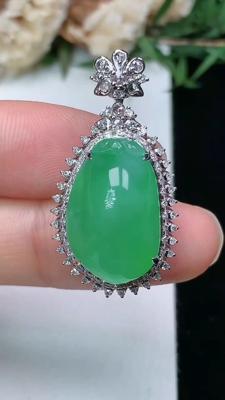 天然A货翡翠福瓜吊坠，尺寸31.7-16.3-13，裸石18-11.6，重量:5.36g
3月28日