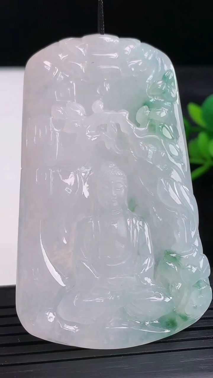 天然A货翡翠冰种飘花大日如来吊坠尺寸65.9-40.2-6.6重量:38.62g
3月28日