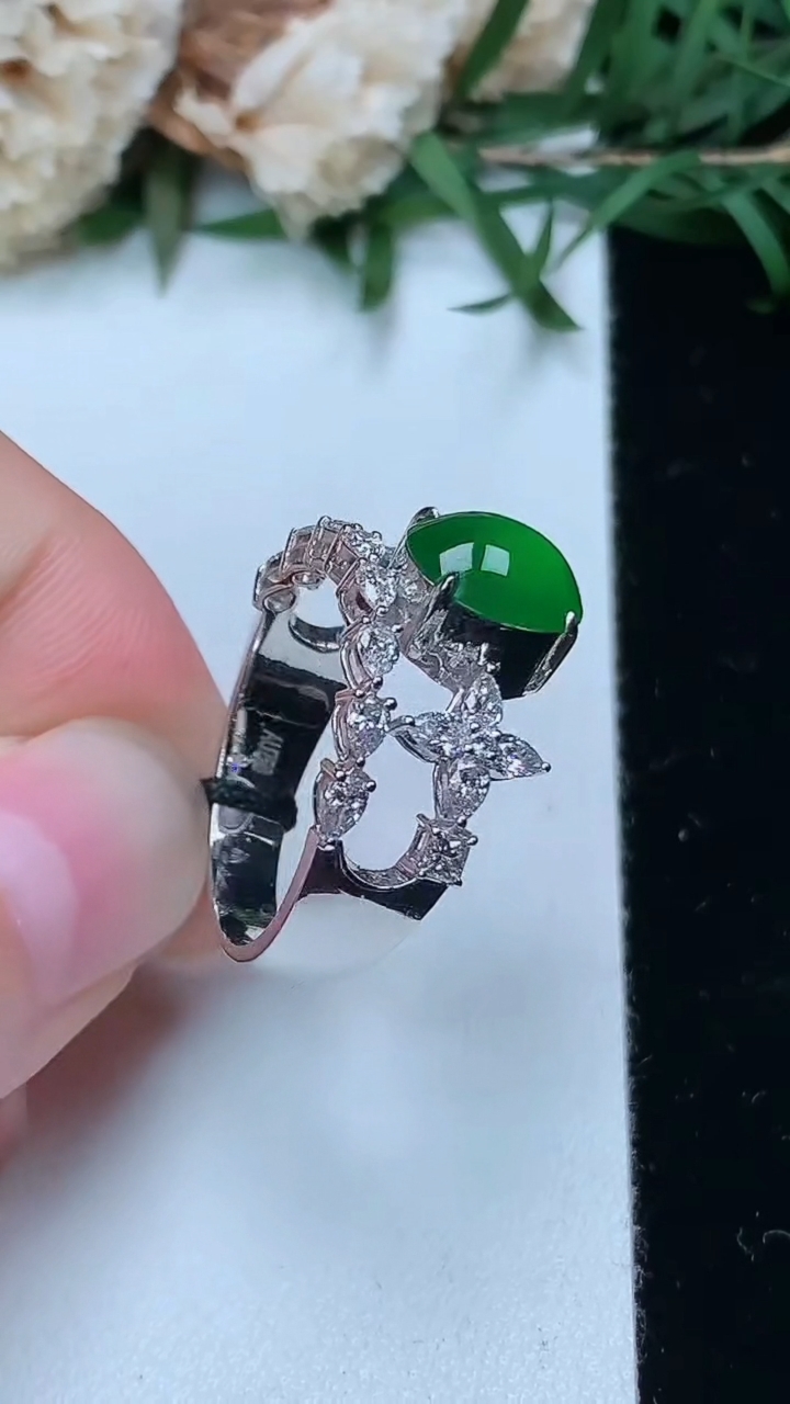 天然A货翡翠蛋面戒指，尺寸17.9-8.7-7.8，重量:4.15g2026年3月28日
工厂直销收藏佳品,种好水足，色泽均匀，有种有色，上手高大气！