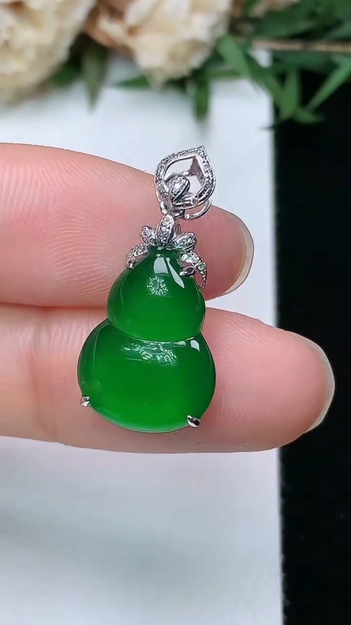 天然A货翡翠葫芦吊坠，尺寸15.3-11.6-4.6，重量:1.67g
3月28日