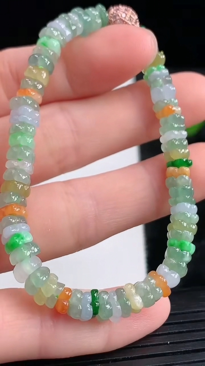 天然A货翡翠三彩莲花手串尺寸4.8-2.7重量:10.35g3月28日
工厂直销收藏佳品,种好水足，色泽均匀，有种有色，上手高大气！