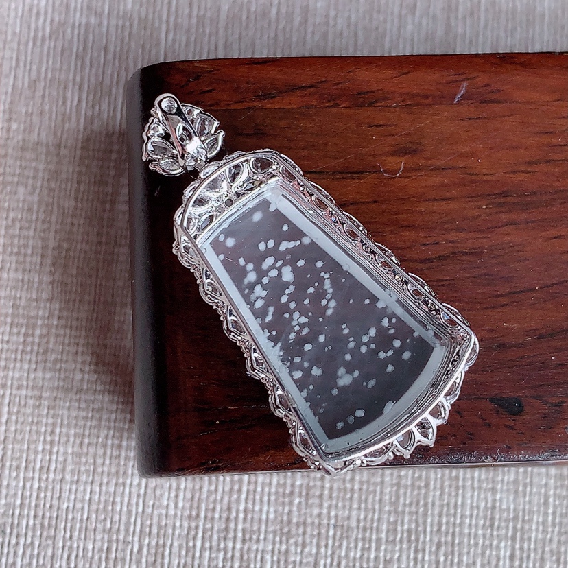 天然A货翡翠18K金伴钻镶嵌白冰白月光雪花棉无事牌吊坠 
尺寸52-27.6-8.5裸石36.8-24.8mm 重量9.38g 0326