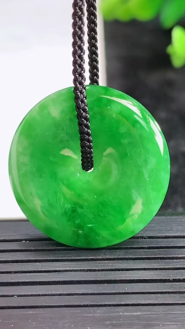 天然A货翡翠平安扣吊坠尺寸29.3-4.7重量:8.51g
3月28日