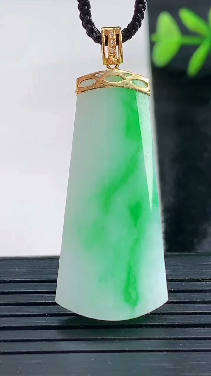 天然A货翡翠无事牌吊坠尺寸37.9-17-5.8重量:8.14g
3月28日