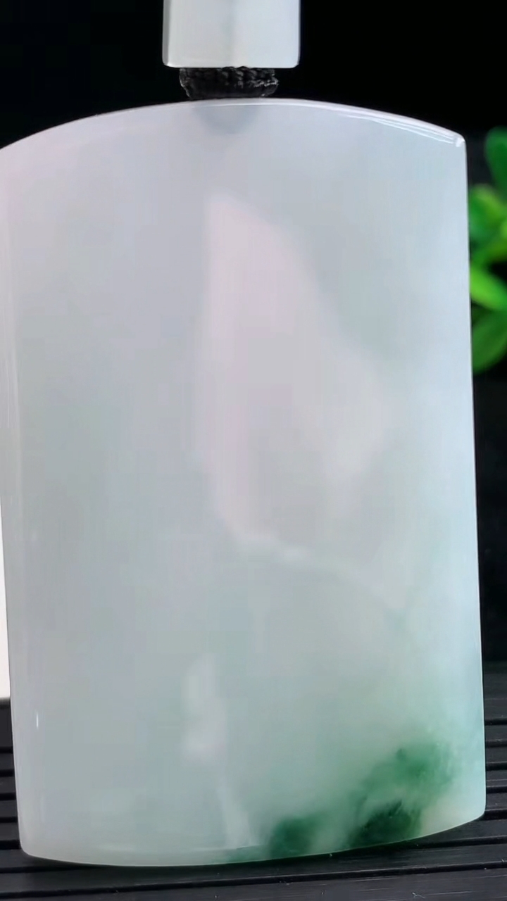 天然A货翡翠冰种飘花无事牌吊坠尺寸60-38.1-5.8重量:46.70g
3月28日